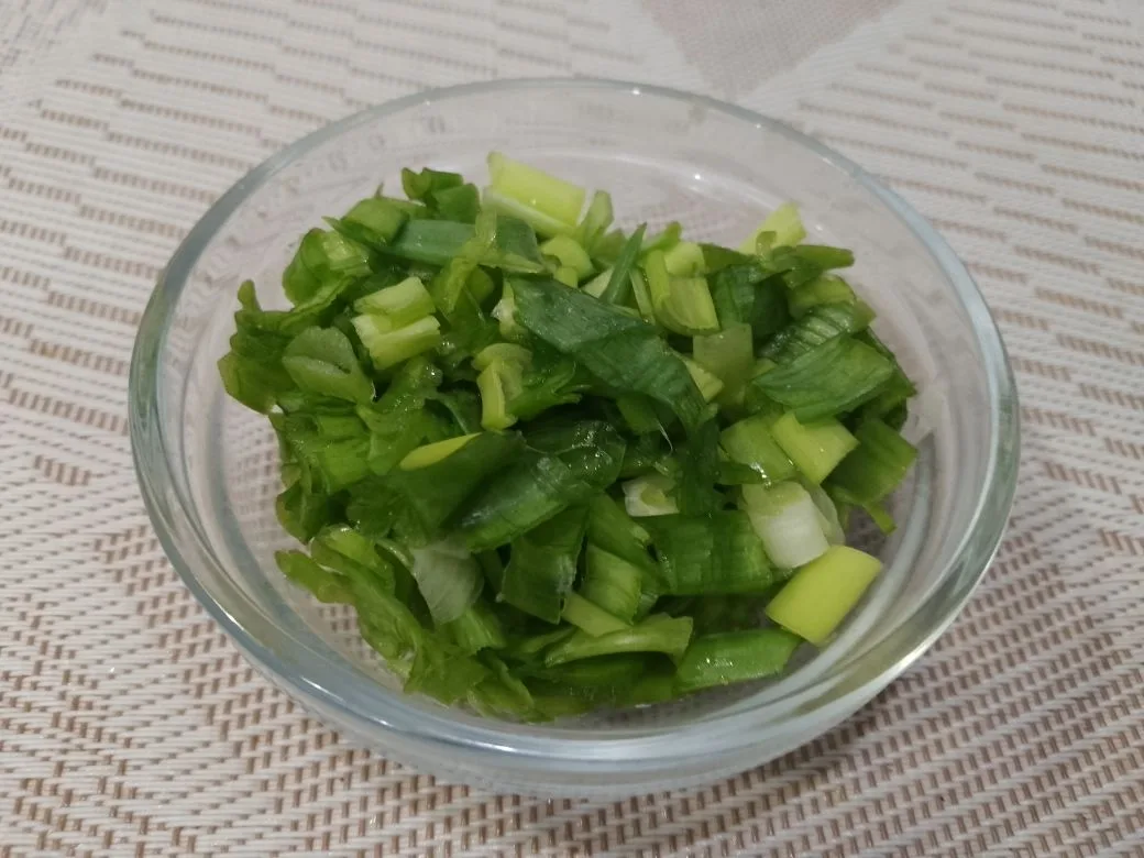 Картофель с зеленым луком, чесноком и свежим огурцом: Лук очищаем, промываем и мелко нарезаем.