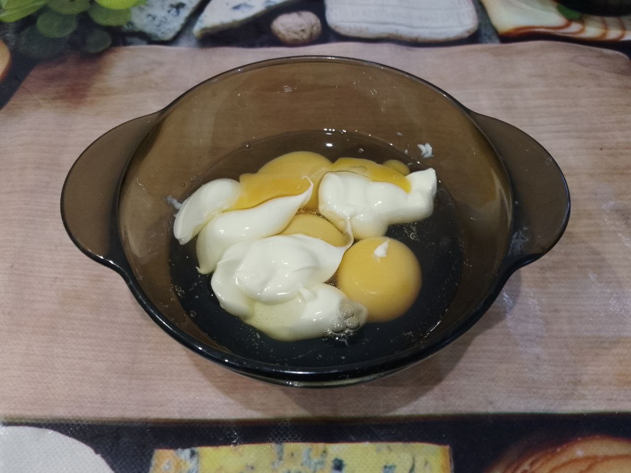 Салат вкусный, сытный и аппетитный, просто и быстро: Для приготовления яичных блинов, яйца размешиваем с майонезом до однородной консистенции.