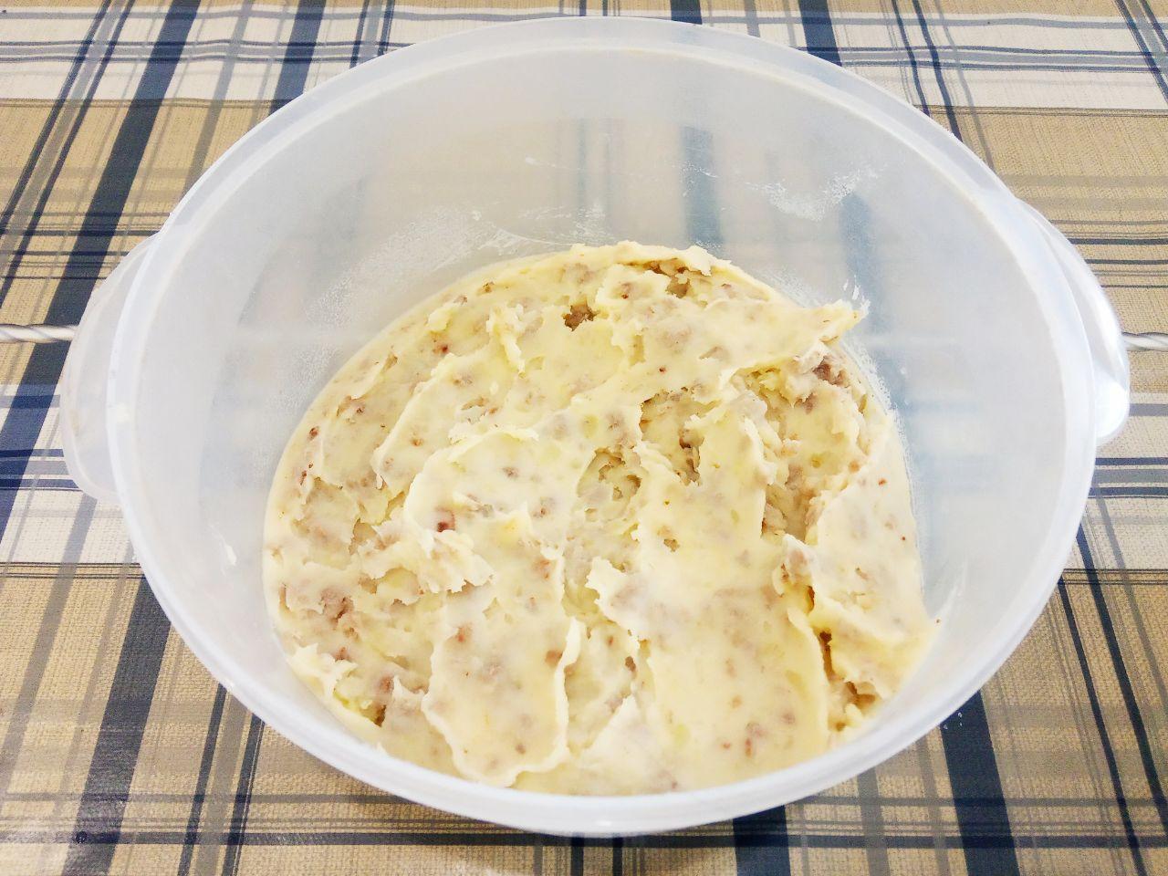 Картофельные котлеты из пюре с фаршем, просто и вкусно: Соединяем пюре, обжаренный фарш с луком и взбитые яйца. Котлетную массу тщательно размешиваем.