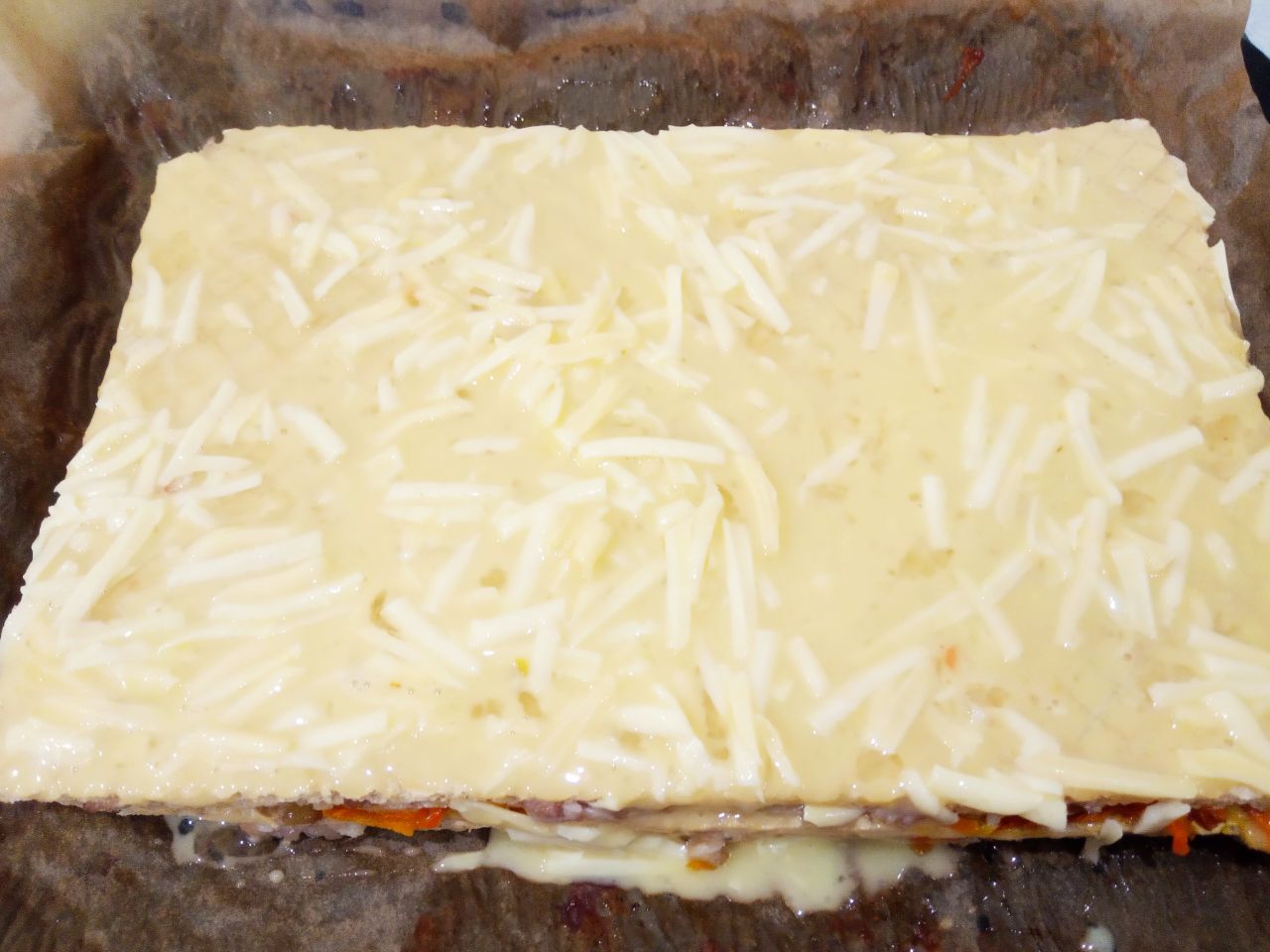 Торт вафельный с начинкой из фарша, моркови и грибов: Заливаем смесью торт.