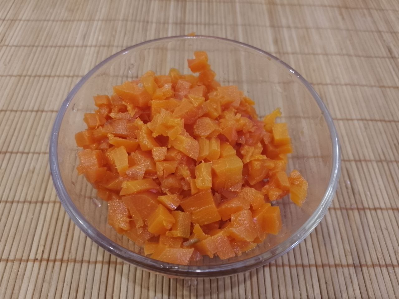 Салат из куриного мяса, свеклы и овощей, полезный и сытный: Свеклу и морковь нарезаем кубиками или соломкой.