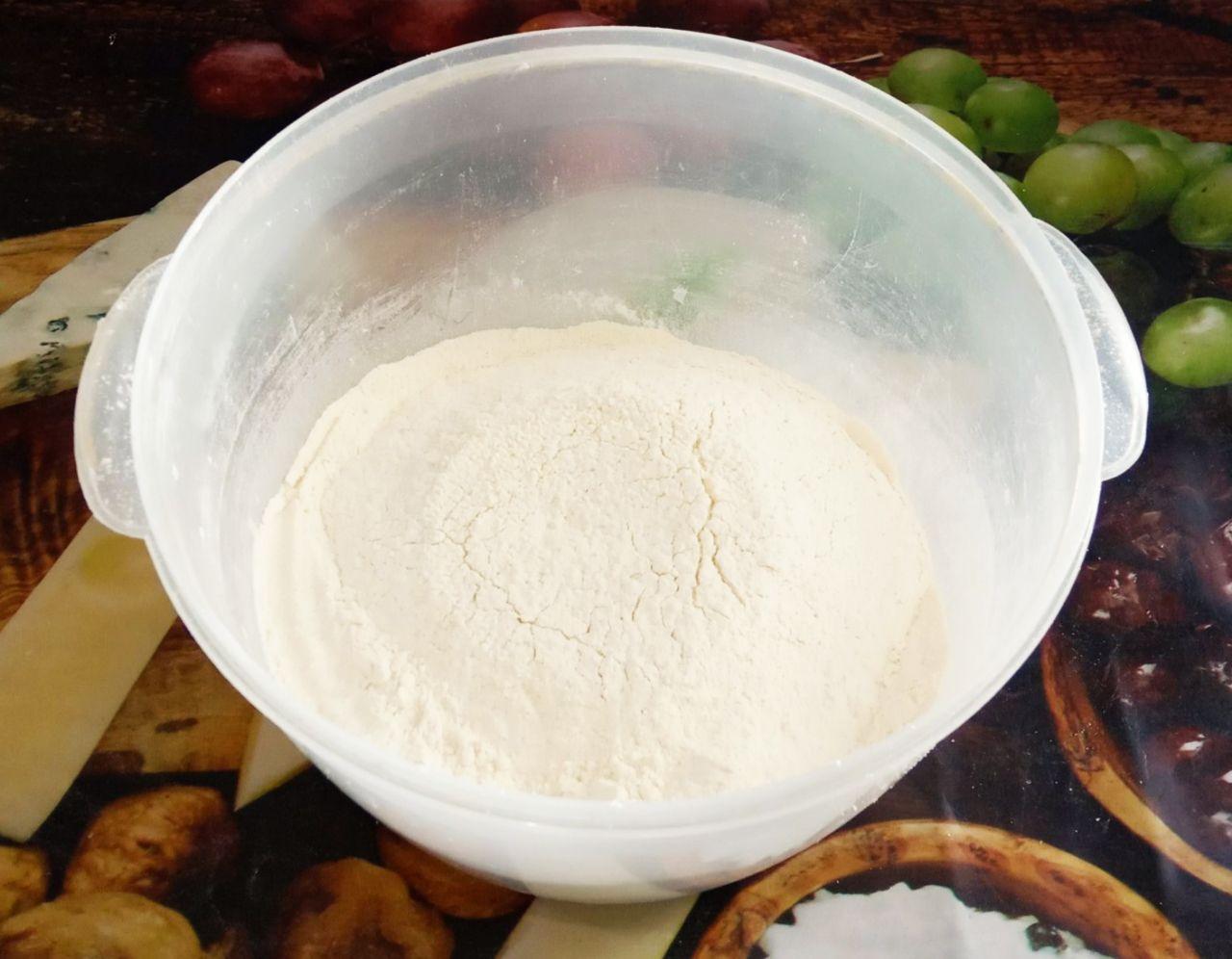 Пряники в молочной глазури, вкусно и аппетитно: Муку просеиваем через мелкое сито и добавляем частями в тесто.
