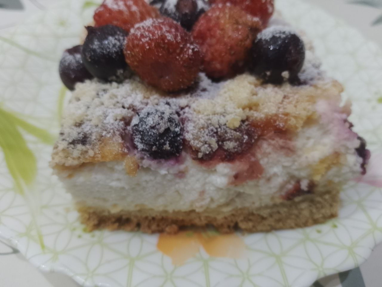 Пирог из песочной крошки, с творожной начинкой и замороженными ягодами