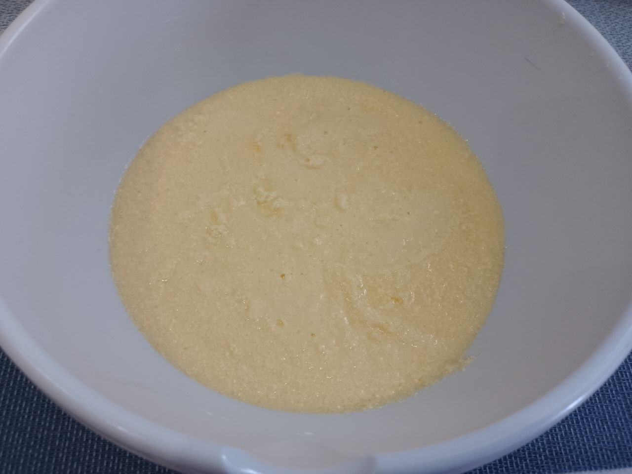 Печенье из рисовой муки и крахмала, песочное и рассыпчатое: Добавляем сливки или сметану, перемешиваем.