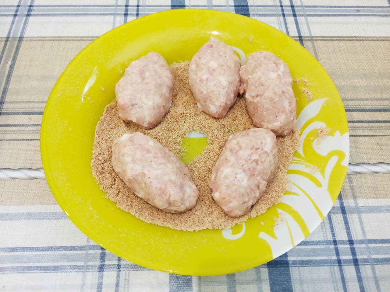 Простой рецепт сочных и нежных мясных котлет: С частей формируем котлеты и обваливаем в сухарях.