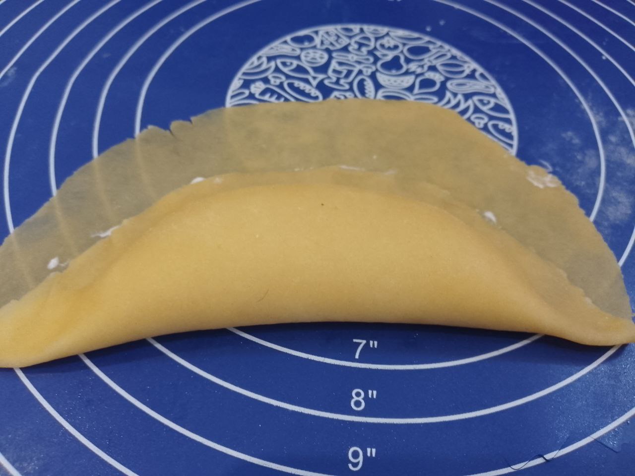 Песочное печенье с белковой начинкой, дополненной крахмалом и кокосовой стружкой: На край круга кладем начинку и тестом закрываем начинку и придавливаем.