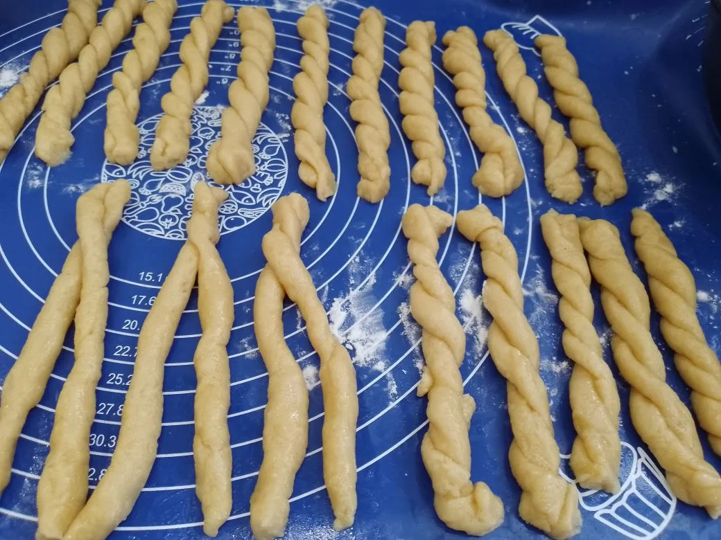 Песочное печенье в сахарной глазури и кунжуте: Из жгутов формируем печенье.