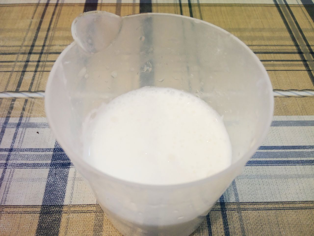 Воздушные треугольники, просто и вкусно: Кефир, соль и сахар, размешиваем.