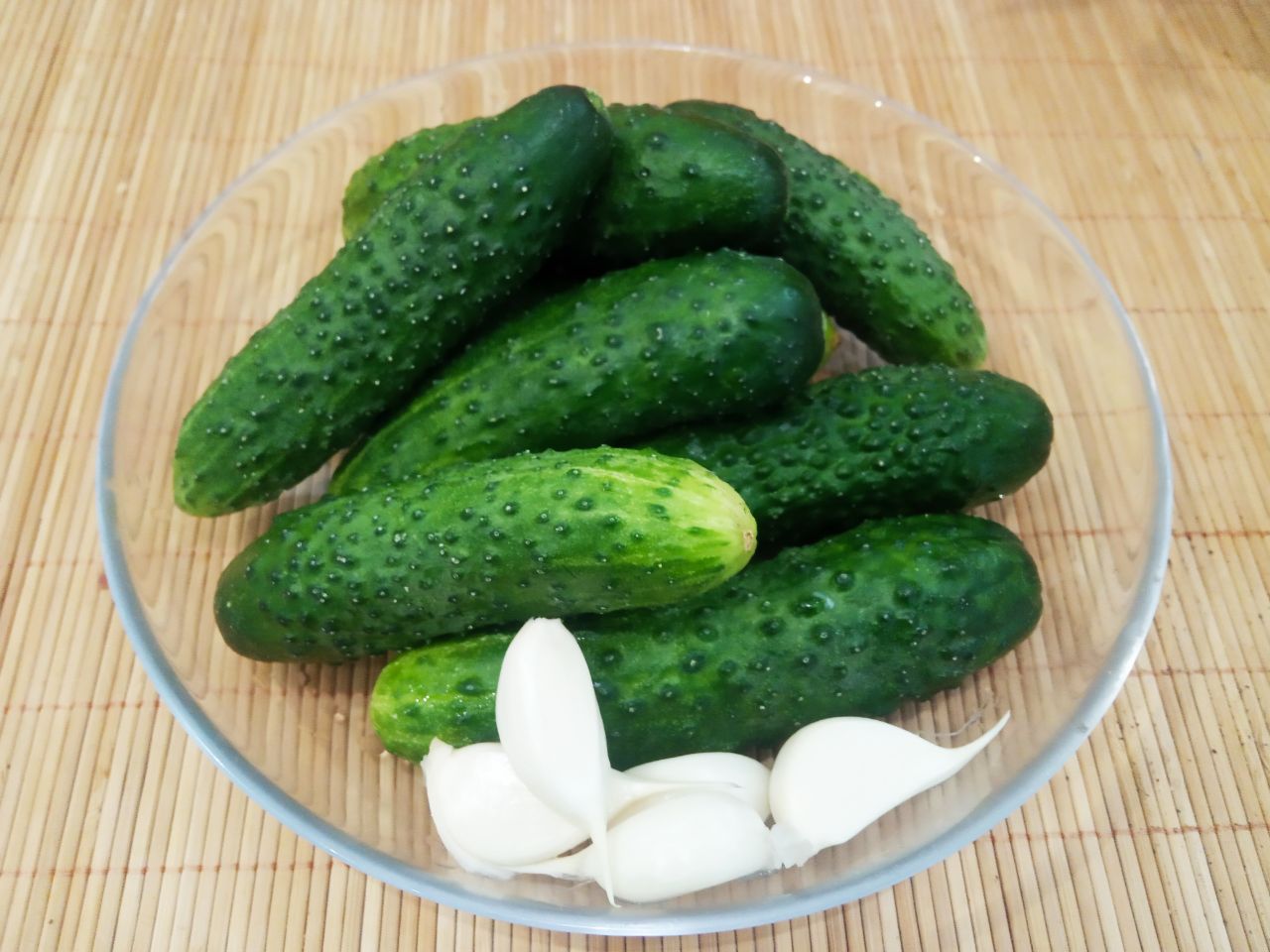 Салат из свежих огурцов, чеснока и зелени, просто и вкусно: Огурцы промываем холодной водой и отрезаем плодоножки.Огурцы разрезаем на небольшие части.