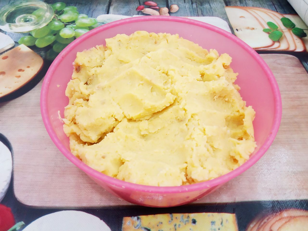 Картофельный рулет с мясной начинкой, запеченный в духовке: Затем его протираем через редкое сито или пропускаем через мясорубку, я пропустила через мясорубку.
