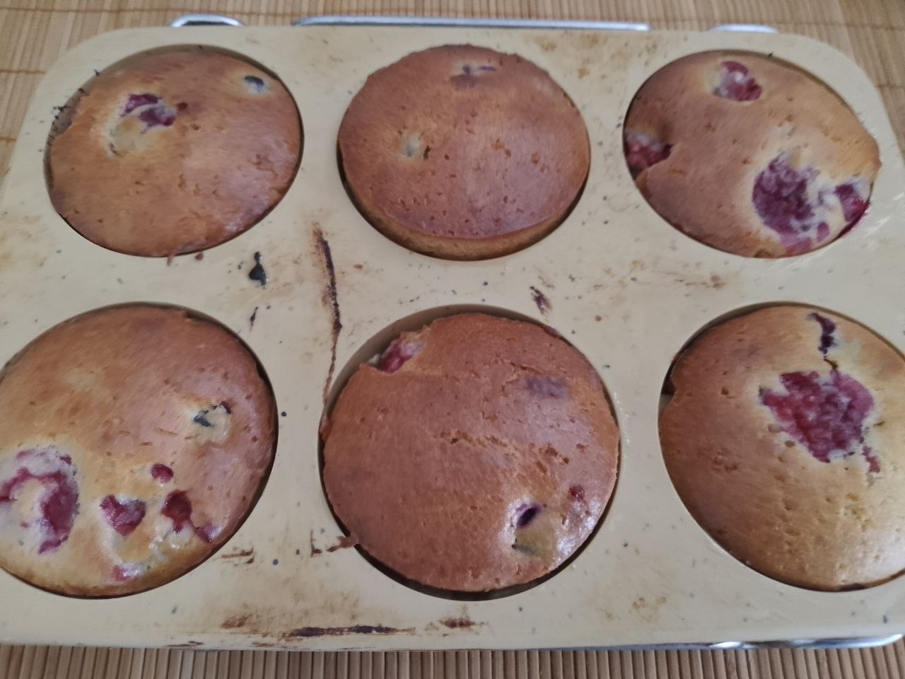 Мягкие вафли с ягодами, просто и вкусно: Разогреваем духовку до 180 С и ставим форму с тестом для выпекания. Выпекаем вафли до готовности около 15