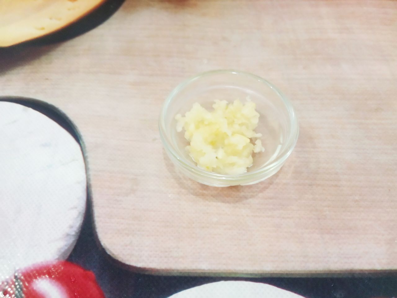 Простой рецепт салата из моркови, сыра и чеснока: Чеснок очищаем, промываем и продавливаем через чесночницу.