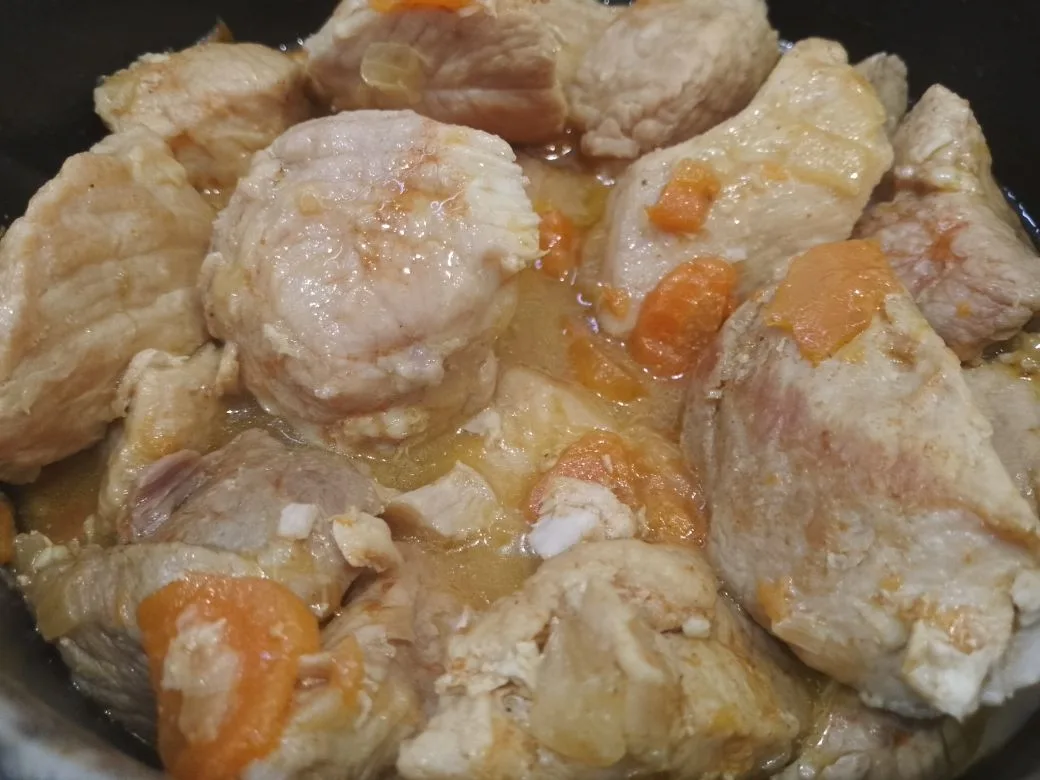 Тушеное мясо свинины с овощами: Когда мясо станет мягким, достаем лавровый лист, снимаем сотейник с огня и посыпаем готовое блюдо