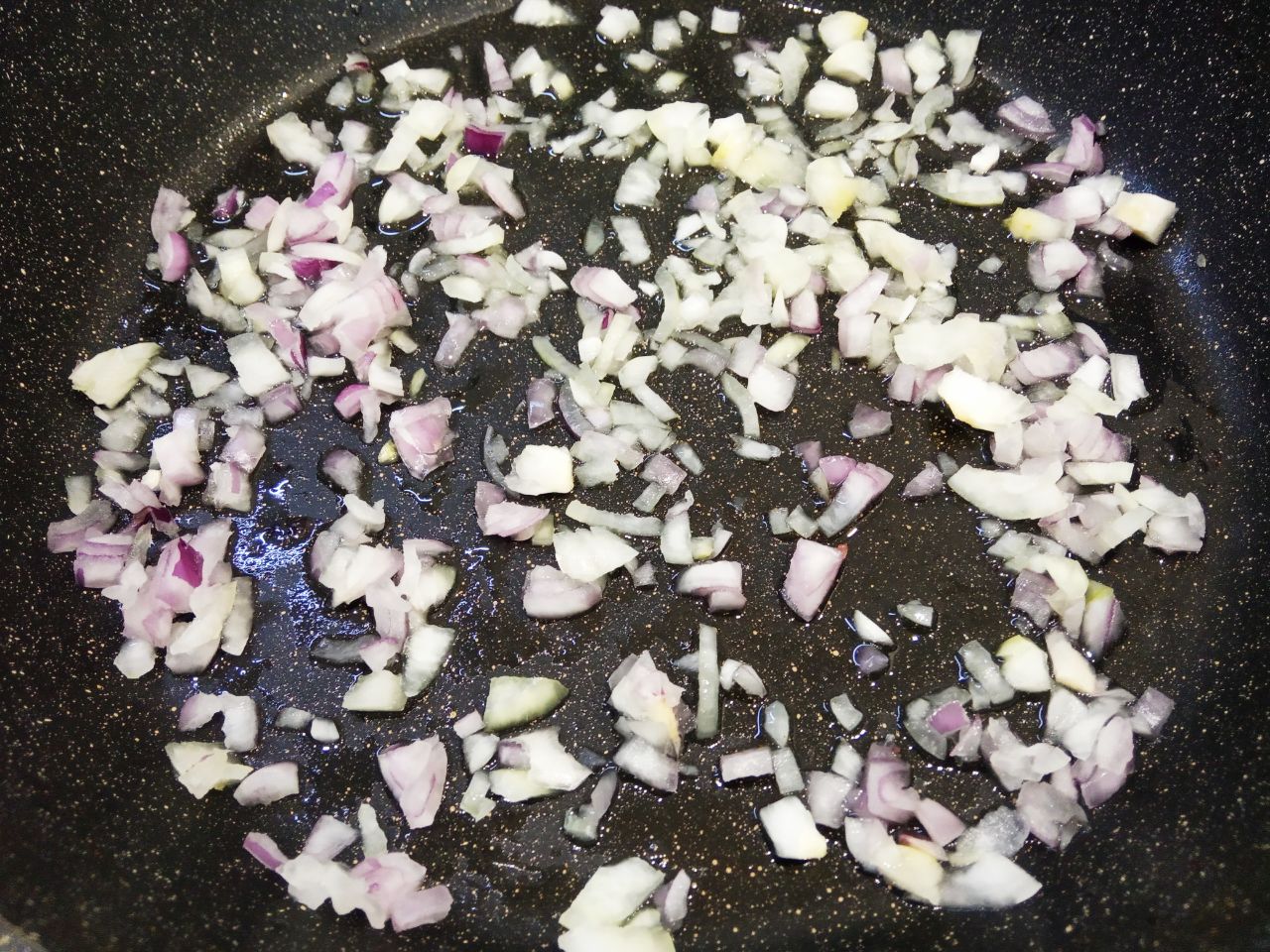 Капустные биточки с фаршем и соусом в духовке: Разогреваем сковороду с растительным маслом и обжариваем лук с морковью до золотистого цвета.