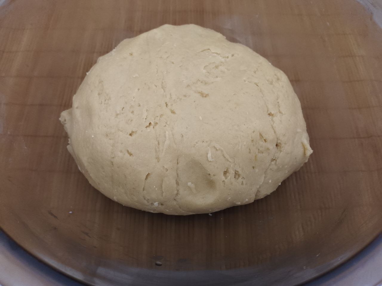 Торт с нежным кремом из сливок и творожного сыра, очень вкусный: Муку просеиваем через сито, соединяем со смесью и замешиваем нежное тесто.