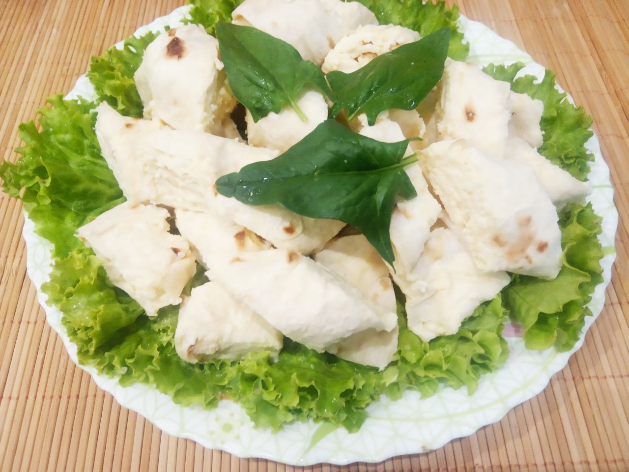 Простой и быстрый рецепт лаваша с плавленым сыром и яйцами, вкусно и сытно: Кладем рулеты на час или полтора в холодильник, чтобы пропитались начинкой.Перед тем, как подать к столу,