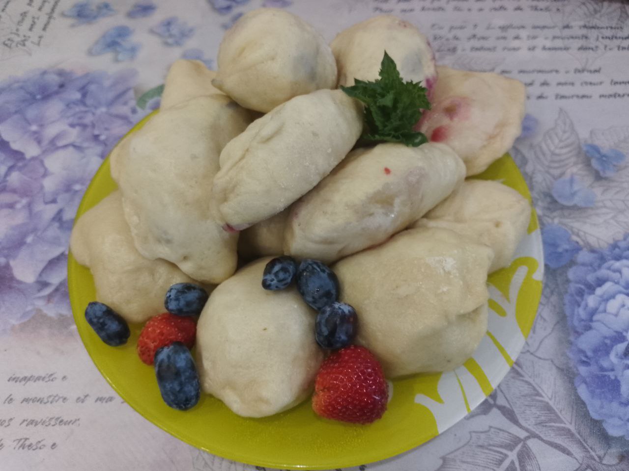 Вареники на кефире с жимолостью, на пару