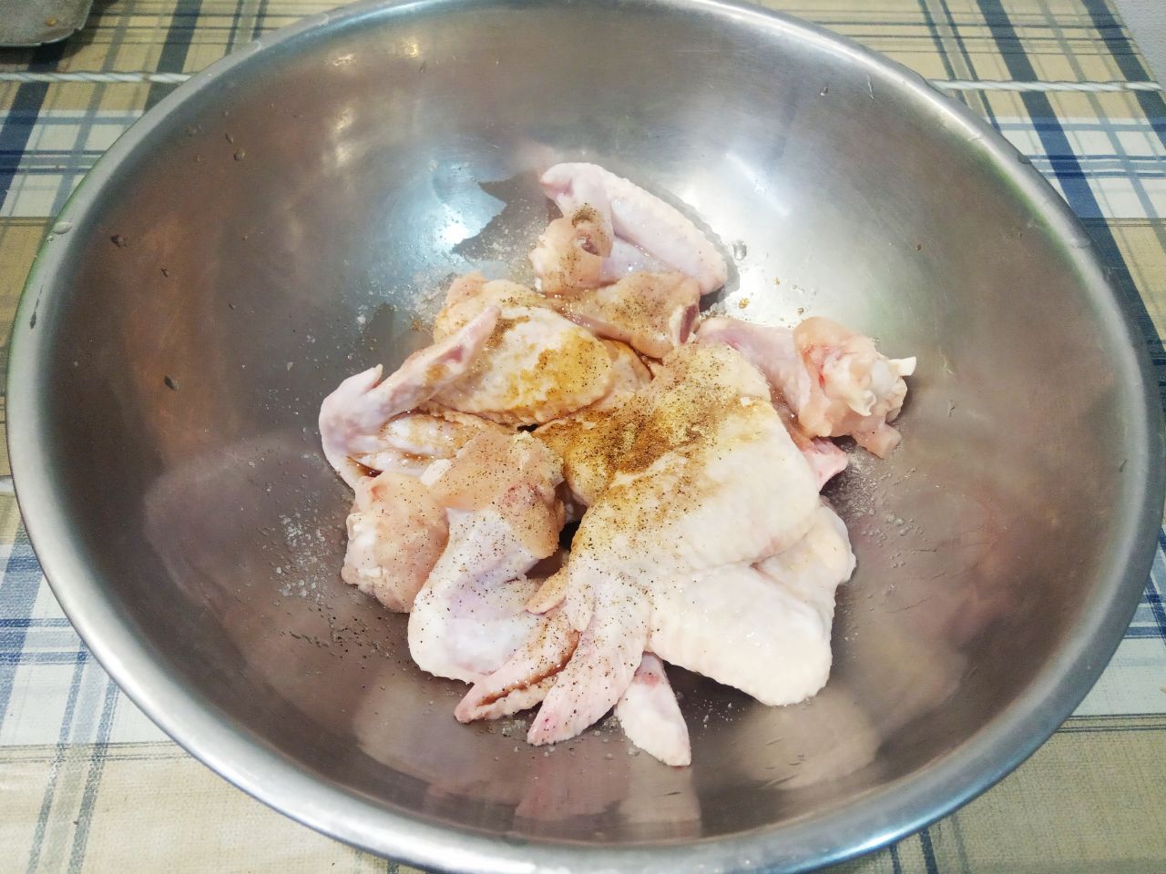 Запеченные крылышки в соевом соусе и специях: Крылышки солим по вкусу. Добавляем чеснок, если нет порошкового, свежий пропускаем через чесночницу, черный