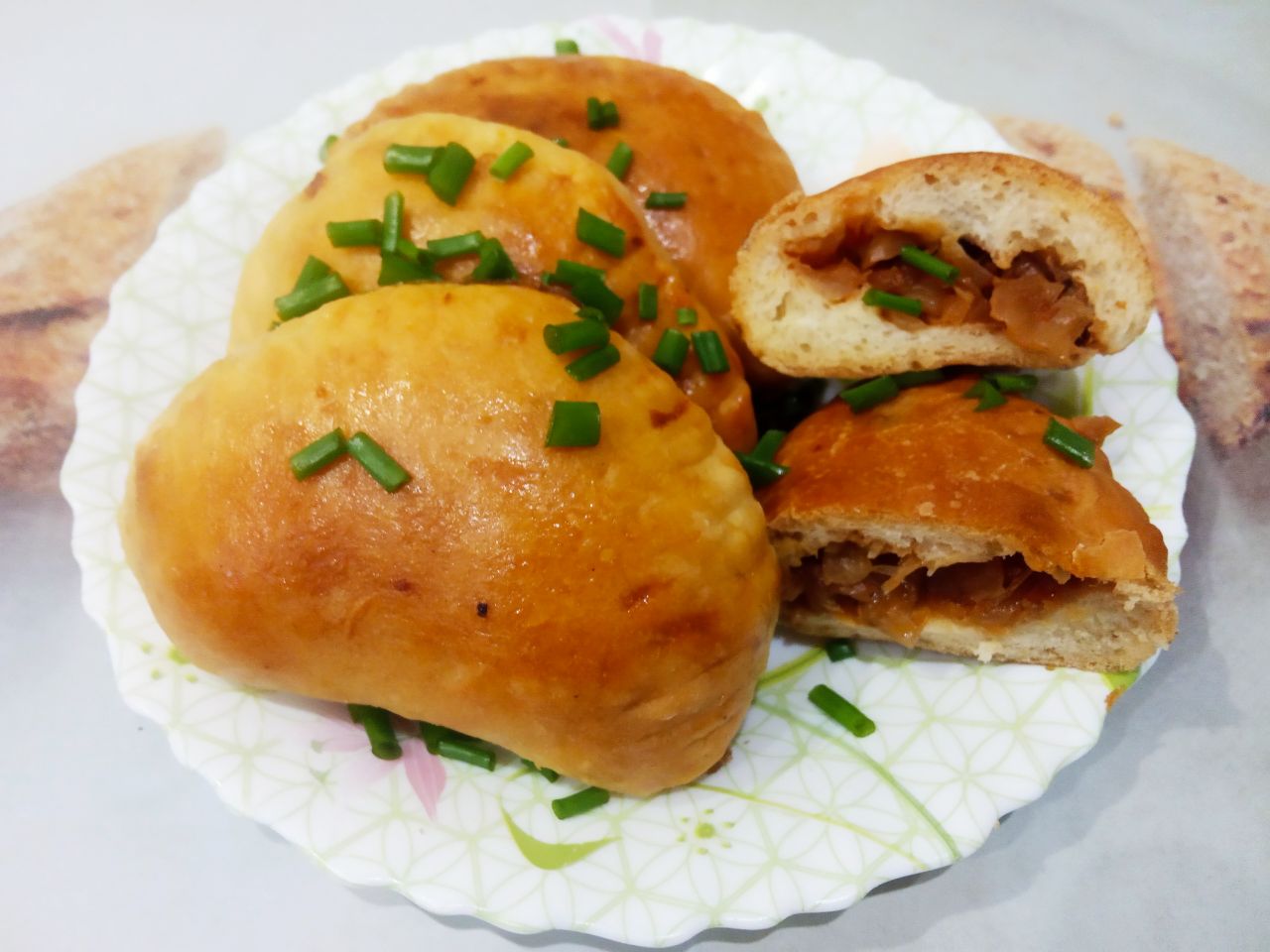 Пирожки с фасолевой начинкой в чесночной заливке, просто и вкусно: Пирожки с фасолевой начинкой окунаем в чесночную заливку и складываем на блюдо. С капустной начинкой по