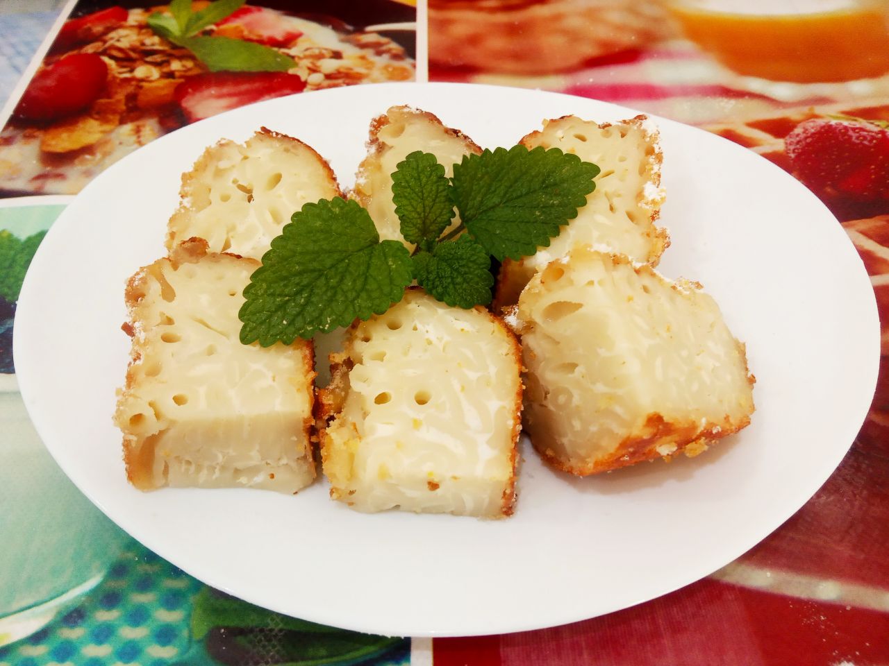 Запеканка из макаронных изделий с яйцами и молоком: Разрезаем запеканку на порции, раскладываем по тарелкам, поливаем растопленным сливочным маслом.