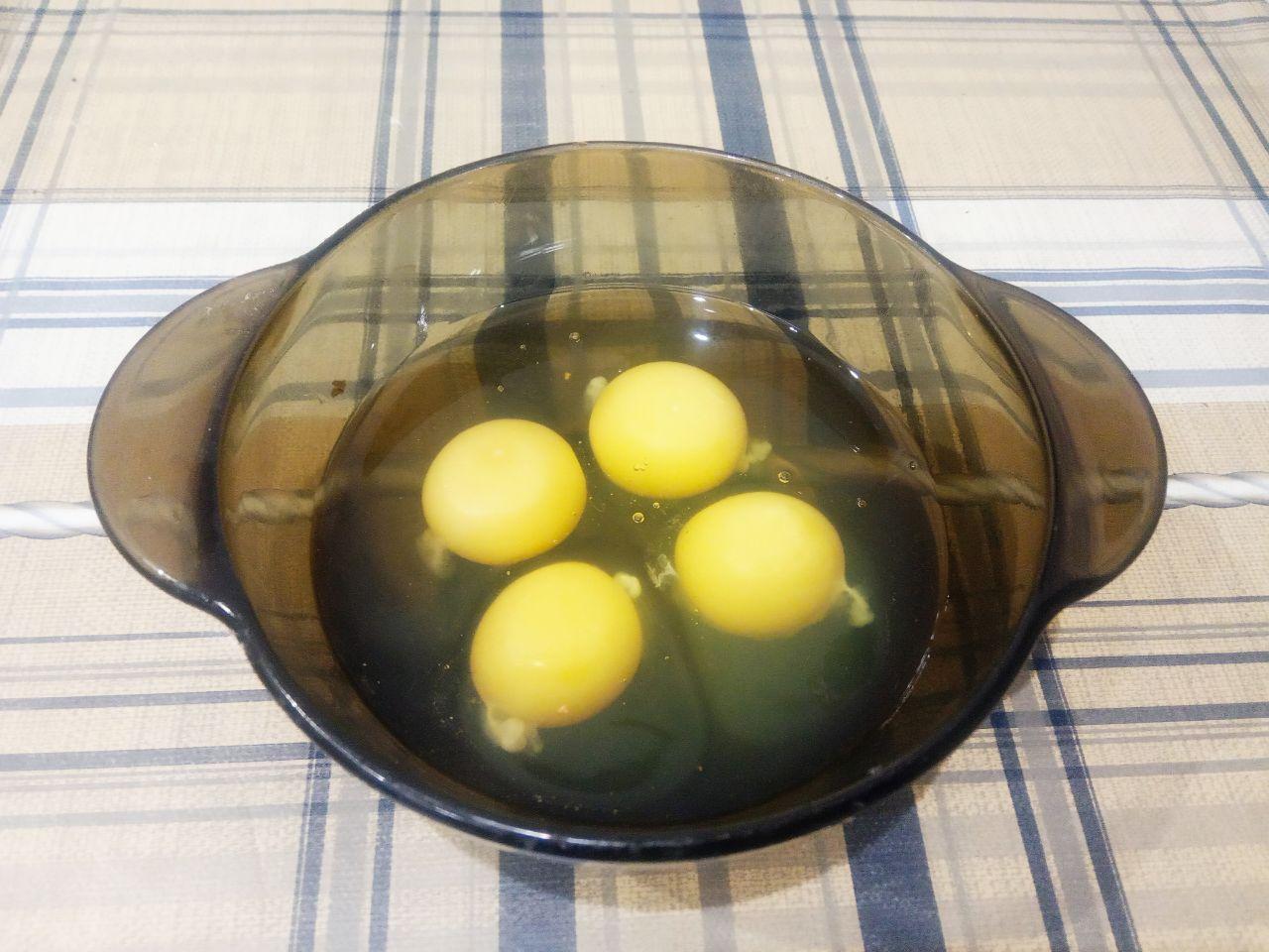 Рыба в сырно-яичном кляре, вкусно и аппетитно: Приготовим кляр. В миску или другую емкость разбиваем яйца.