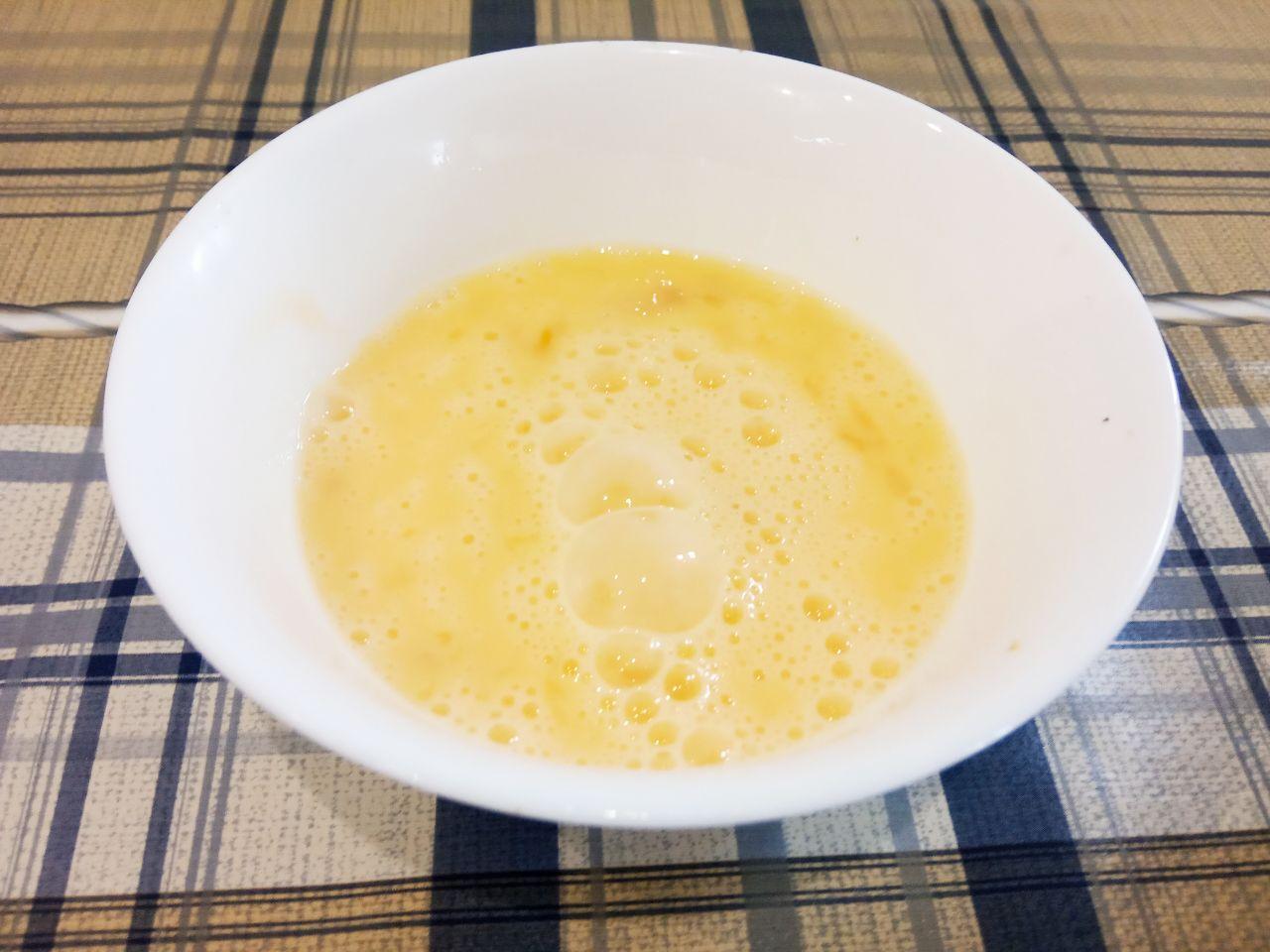 Картофельные зразы с мясной начинкой, вкусные и аппетитные: В охлажденное пюре добавляем яйца и муку, по желанию специи, размешиваем до однородного состояния.