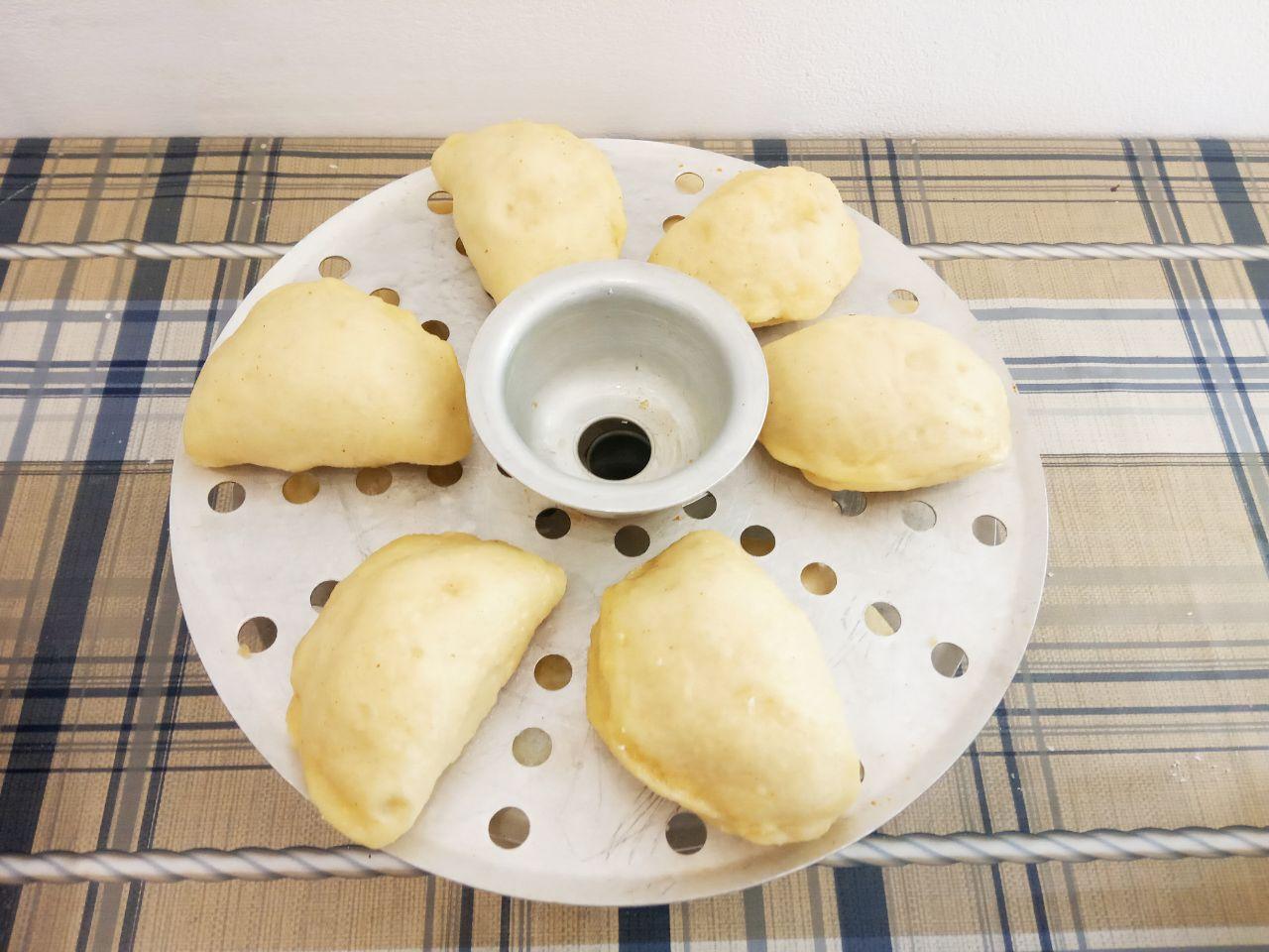 Воздушные вареники с тушеной капустой, приготовленные на пару: Вареники укладываем в пароварку когда уже хорошо разогретая, вода уже закипела. Варим вареники на сильном