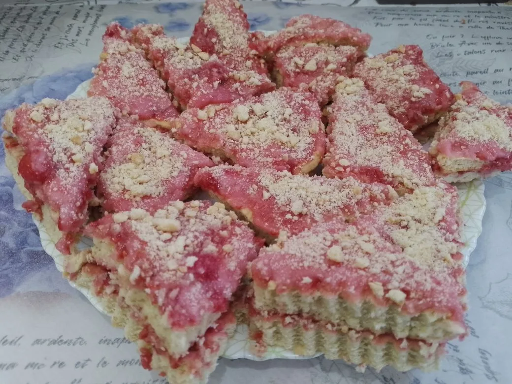 Песочные пирожные с замороженной малиной и в сахарной глазури