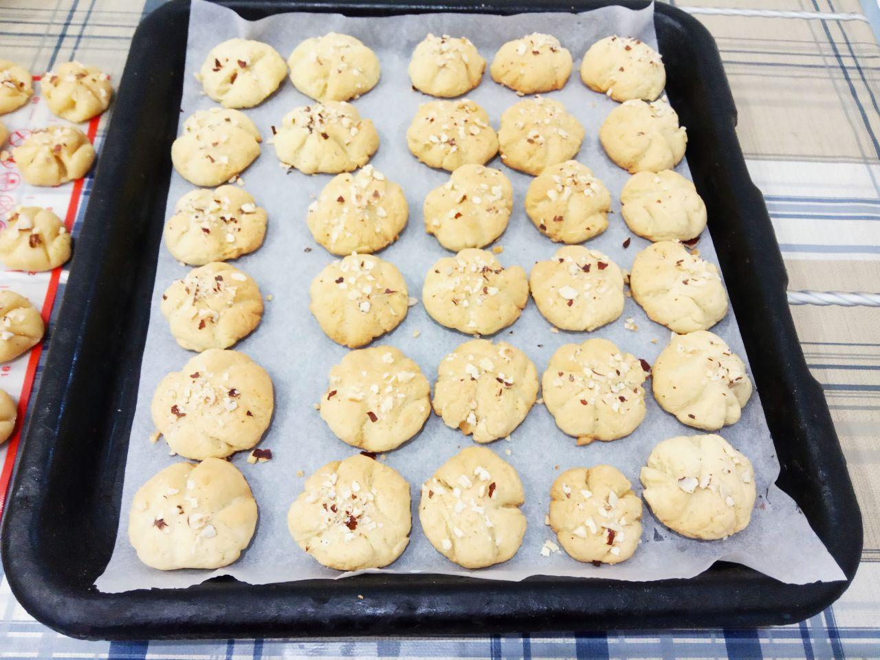 Рецепт печенья на растительном масле с ореховой крошкой: Печенье выпекаем при 180 С около 20 25 минут до готовности.