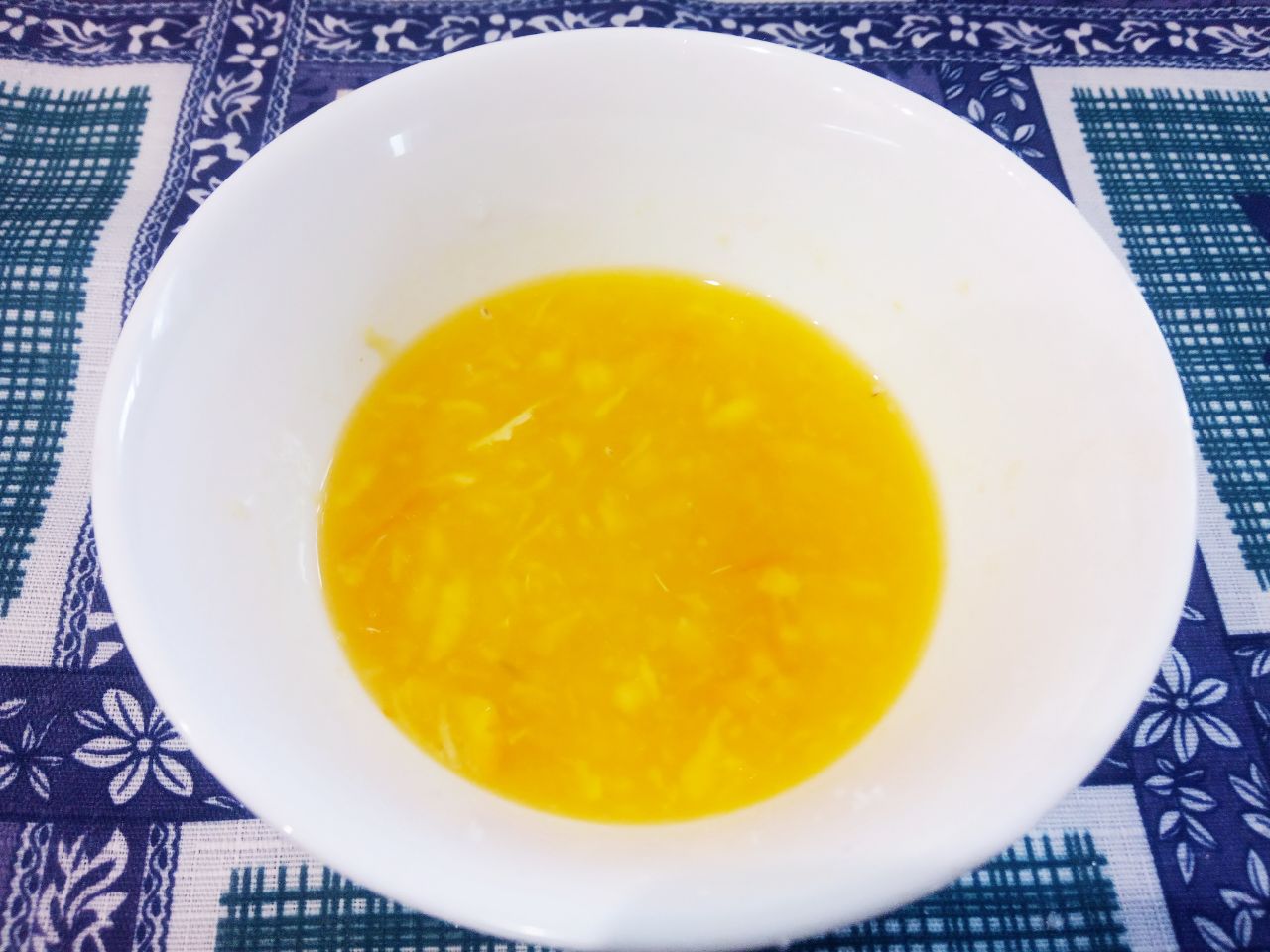 Печенье с джемом и кунжутом подсушенное в духовке: Половину апельсина натираем на терке и добавляем во взбитые яйца.