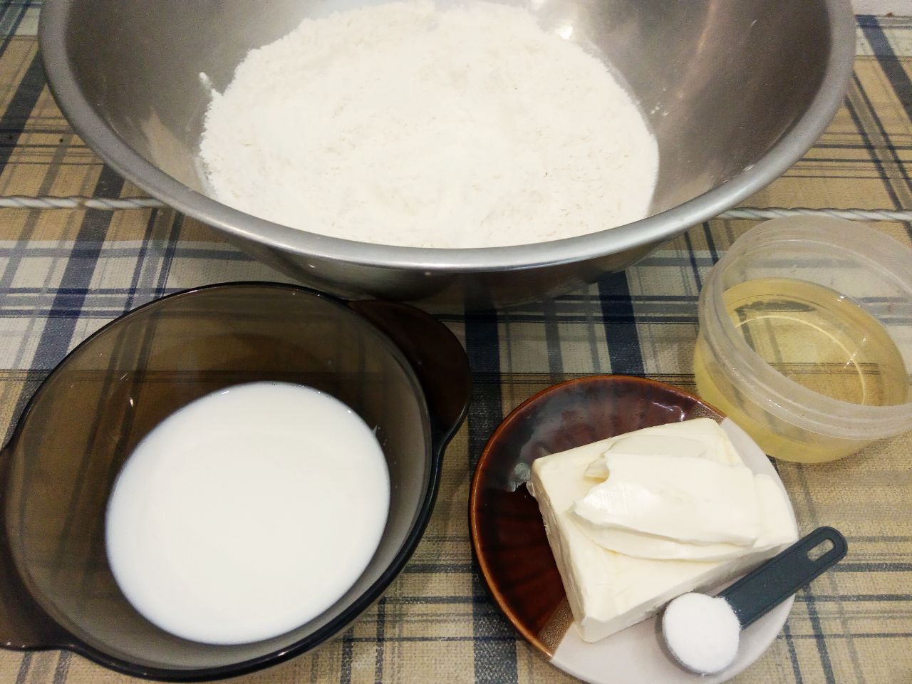 Печенье без яиц, в сахарном сиропе, мягкое и нежное: Сливочное масло разрезаем на кусочки, кладем в сотейник и ставим на медленный огонь. Когда масло начнет
