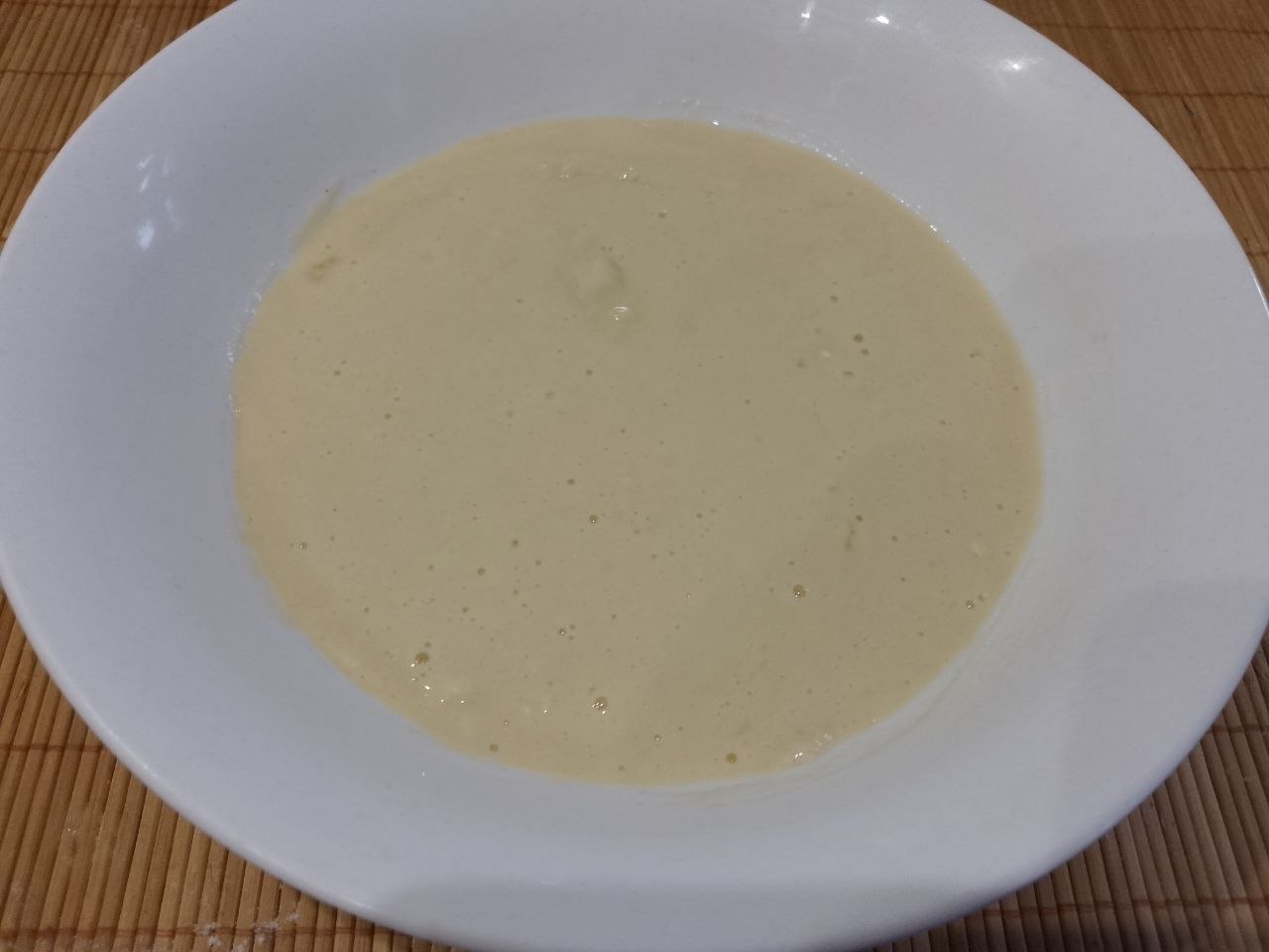 Рыбный стейк в кляре, вкусно и сытно: Всыпаем муку, соль и перец по вкусу, тщательно размешиваем.