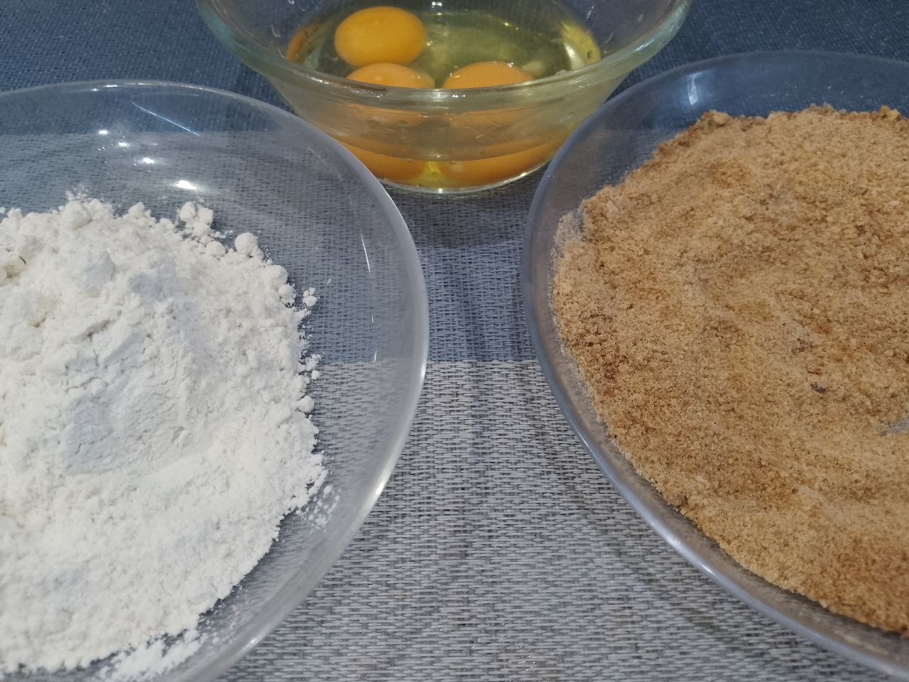 Котлеты из куриного мяса в яичном кляре и панировочных сухарях: На две тарелки насыпаем муку и панировочные сухари.