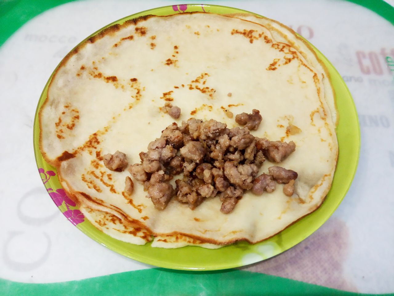 Блинчики с мясной начинкой из фарша и лука, вкусно и сытно: На край блина кладем мясную начинку и заворачиваем.