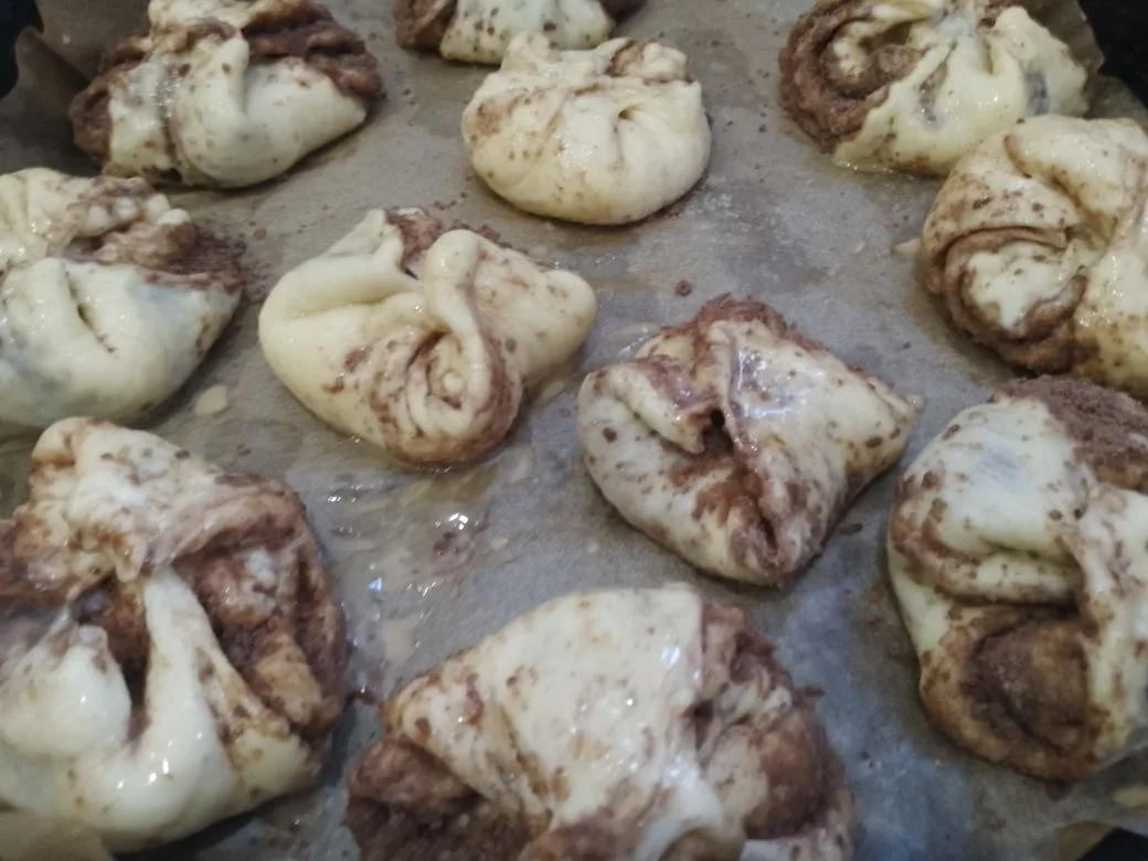Булочки с начинкой из шоколадной крошки, воздушные и ароматные: Желток смешиваем с молоком, перемешиваем и смазываем булочки.