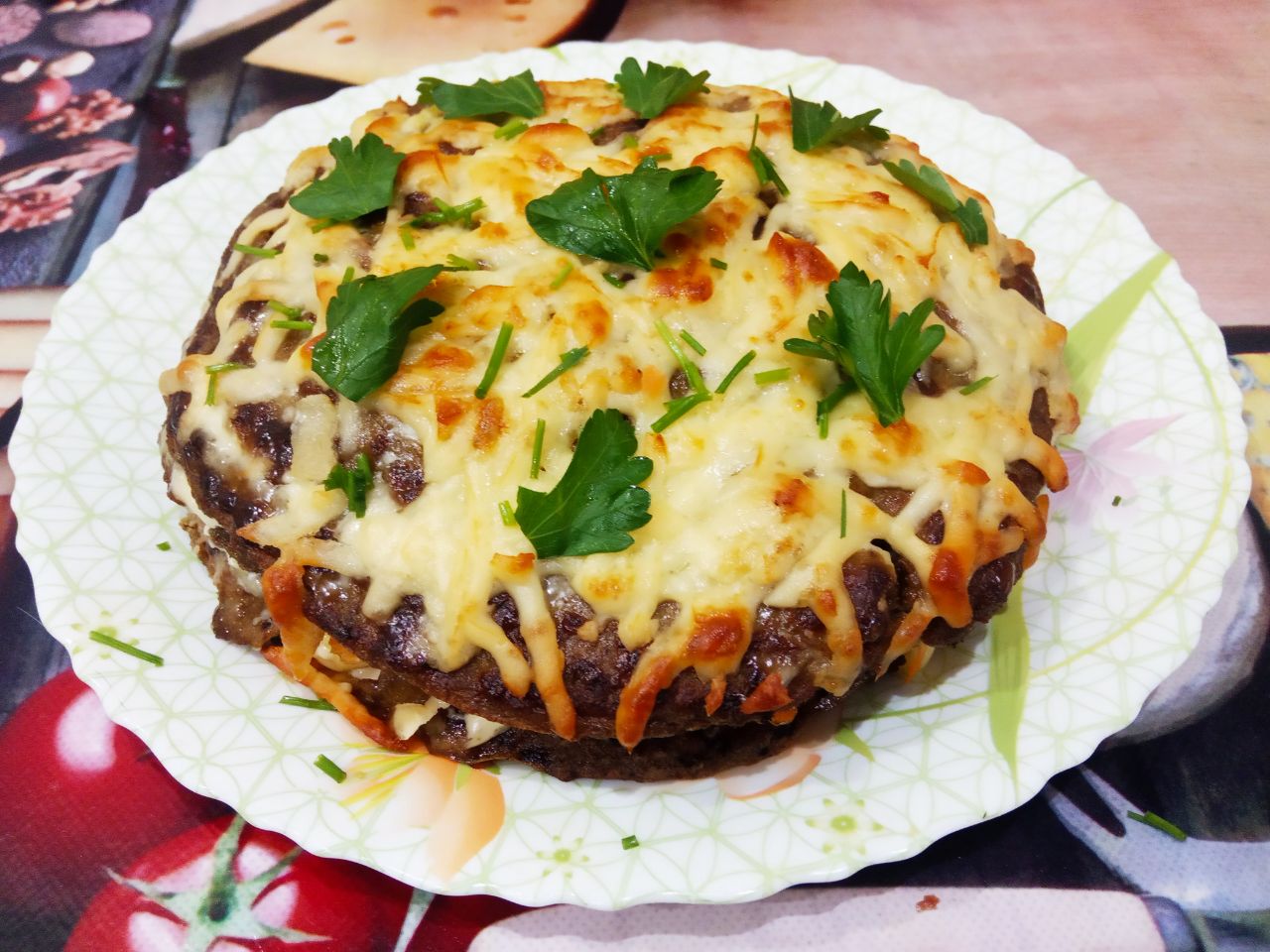 Простой рецепт торта из печени, сыра, лука и моркови