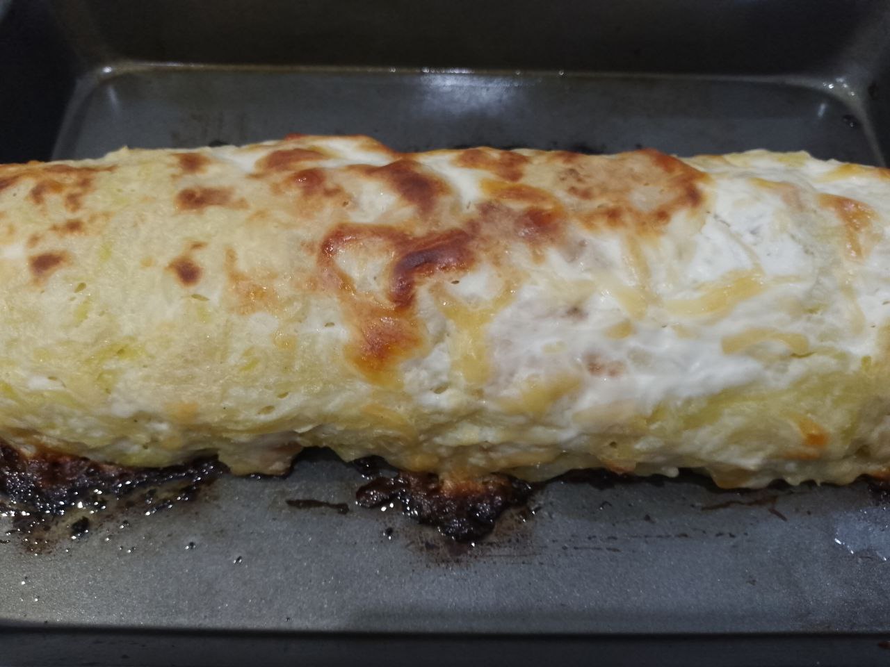 Рулет из тертого картофеля с мясной начинкой, запеченный в духовке: Возвращаем рулет в духовку и запекаем до золотистого цвета.