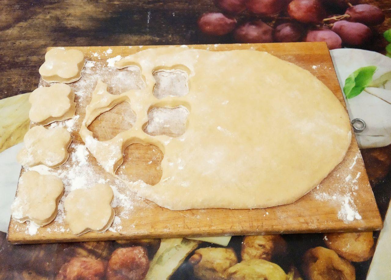 Пряники в молочной глазури, вкусно и аппетитно: Формочкой нарезаем фигурки желаемой формы.