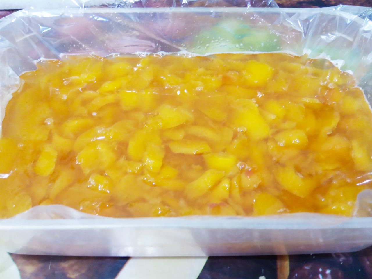 Нежный мармелад из персиков, ароматный и вкусный: Форму застилаем пленкой, выливаем смесь персиков и охлаждаем.