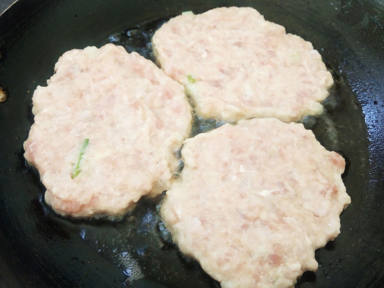 Простой рецепт мясных оладий с манной крупой и без яиц: Обжариваем оладьи на небольшом огне с одной стороны, затем с другой стороны. Закрываем крышкой и доводим до