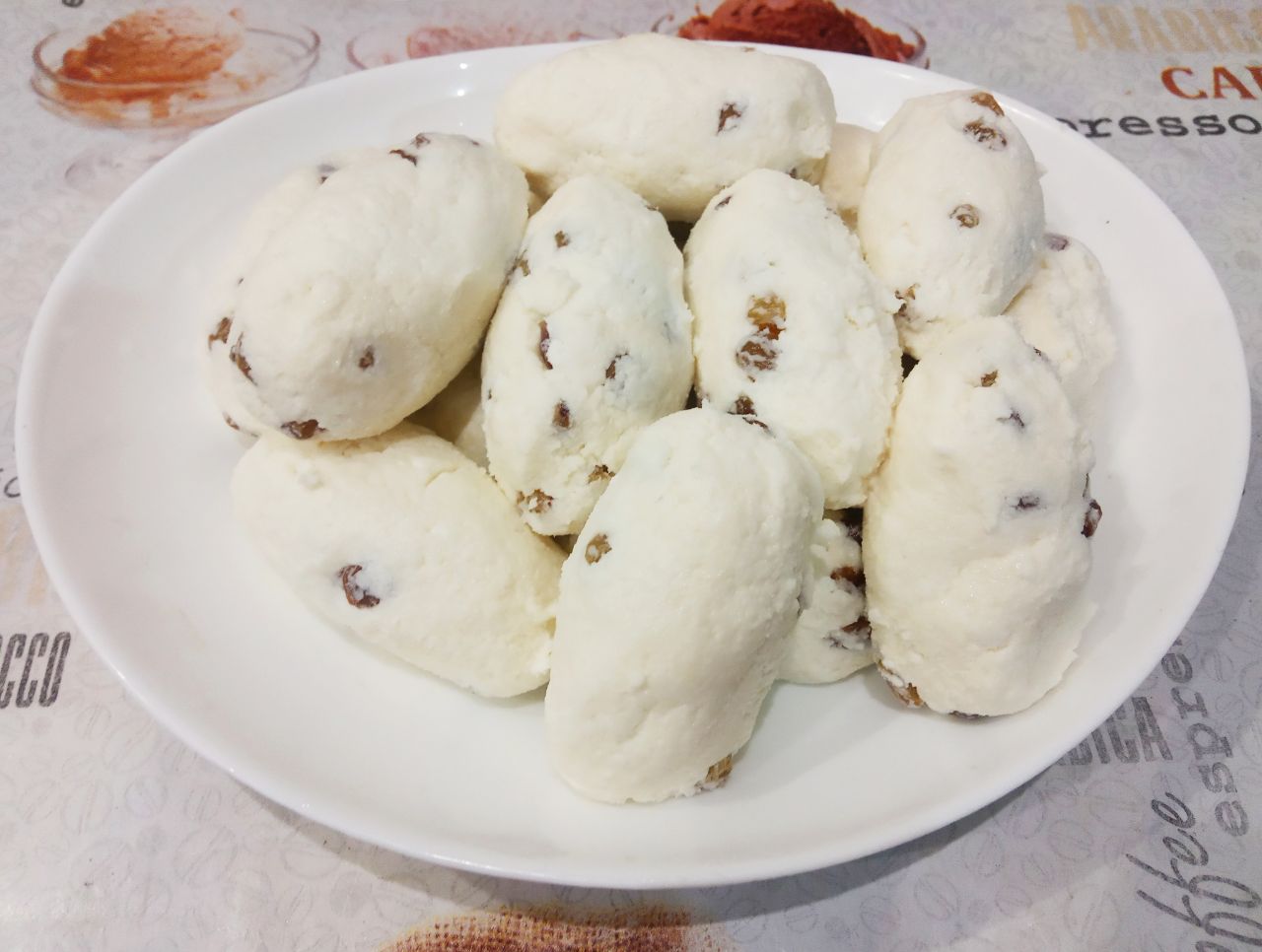 Десерт из творога и изюма, просто и вкусно: Из творожной массы формируем небольшие шарики овальной или круглой формы и складываем на блюдо.