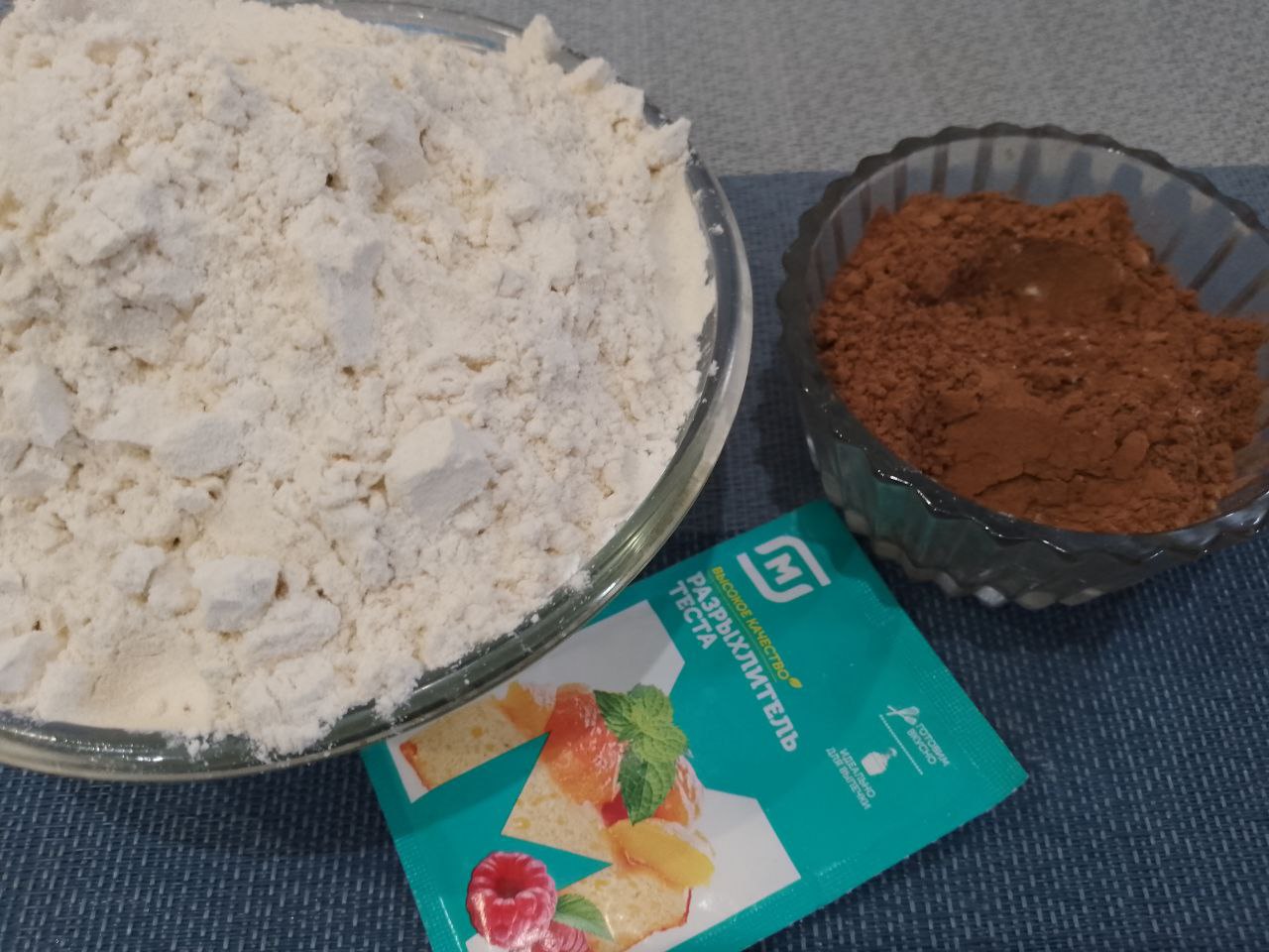 Шоколадный пирог на молоке с клубникой, покрытый шоколадной глазурью: Муку смешиваем с разрыхлителем для теста и просеиваем через сито вместе с какао, добавляем в яичную смесь,