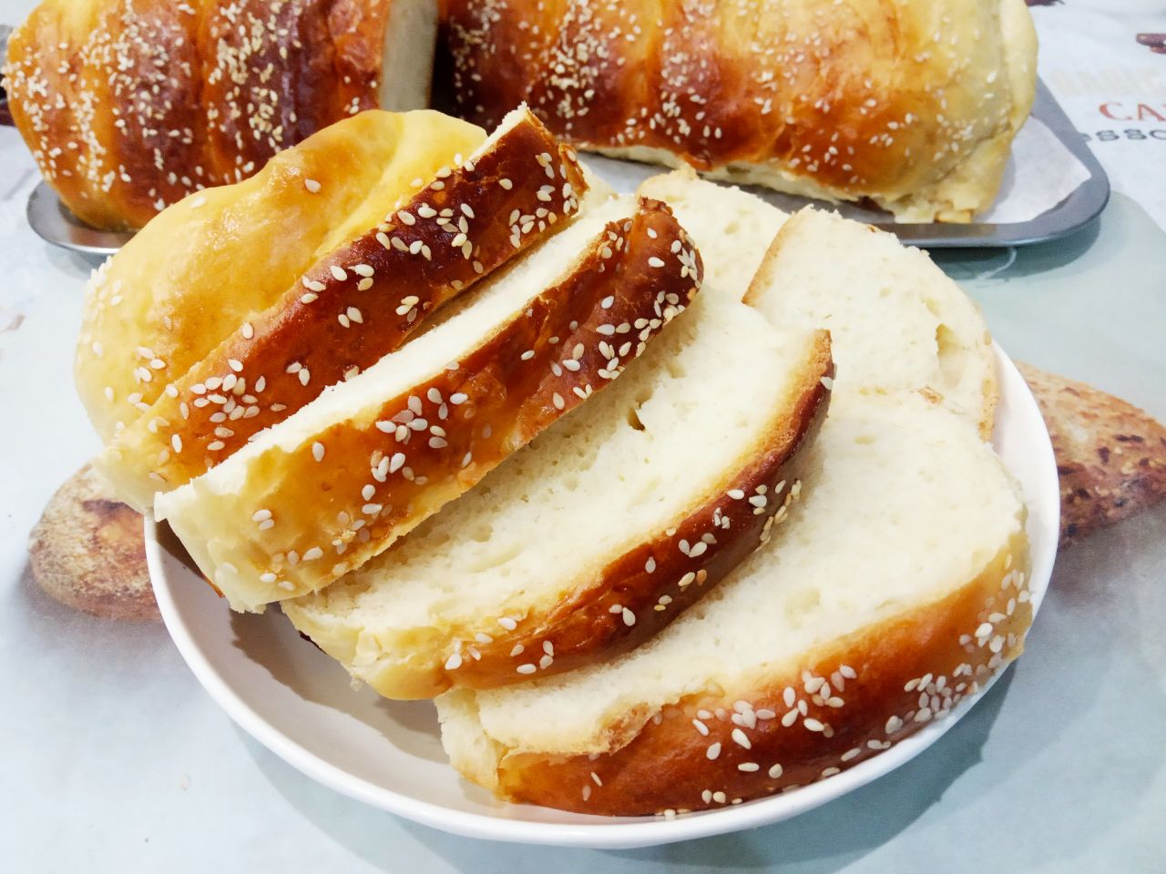 Домашние батоны с кунжутом на сыворотке, просто и вкусно