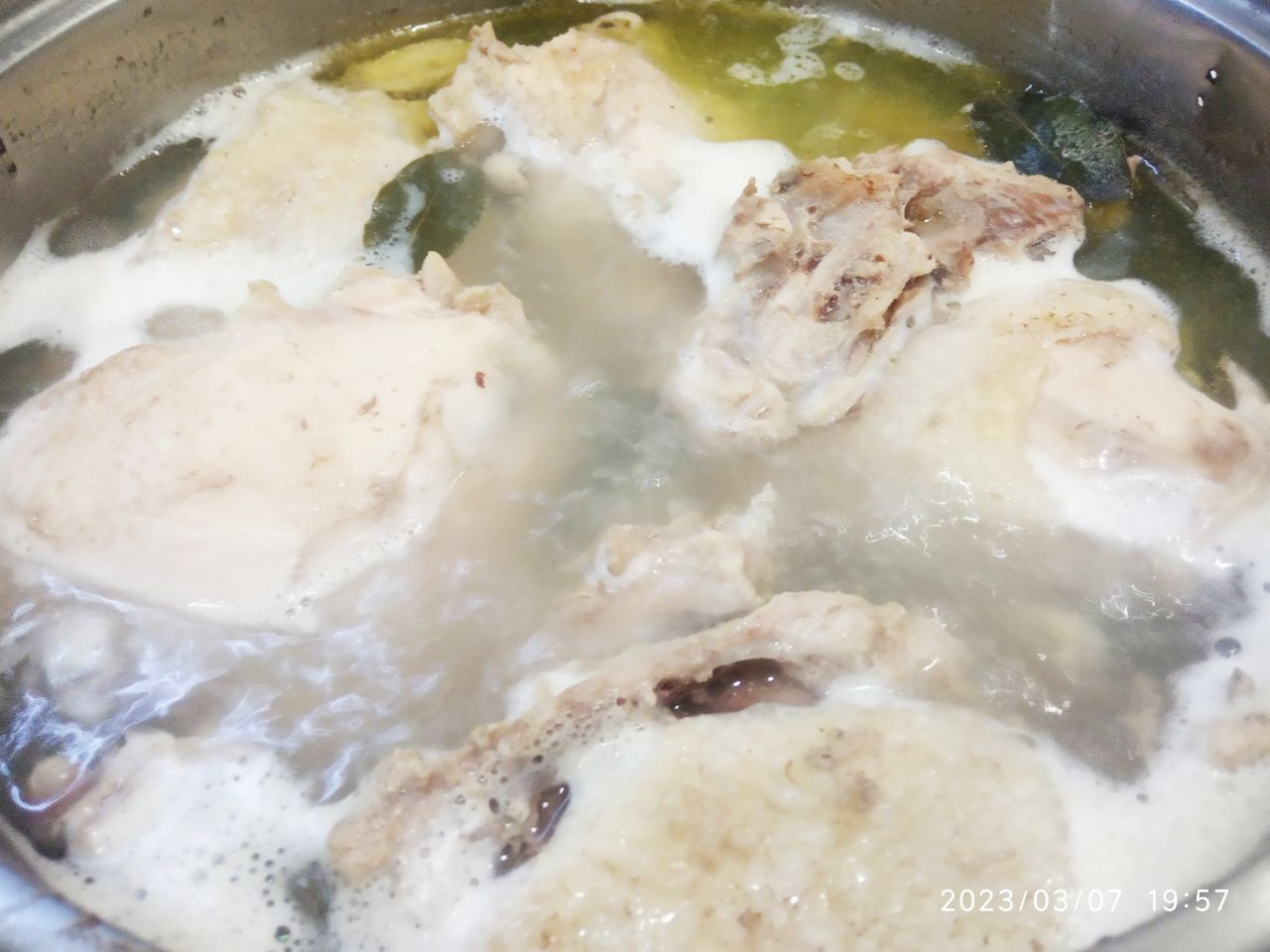 Бутерброды с куриным паштетом, вкусно и сытно: Доводим до кипения, снимаем пену и варим до готовности.