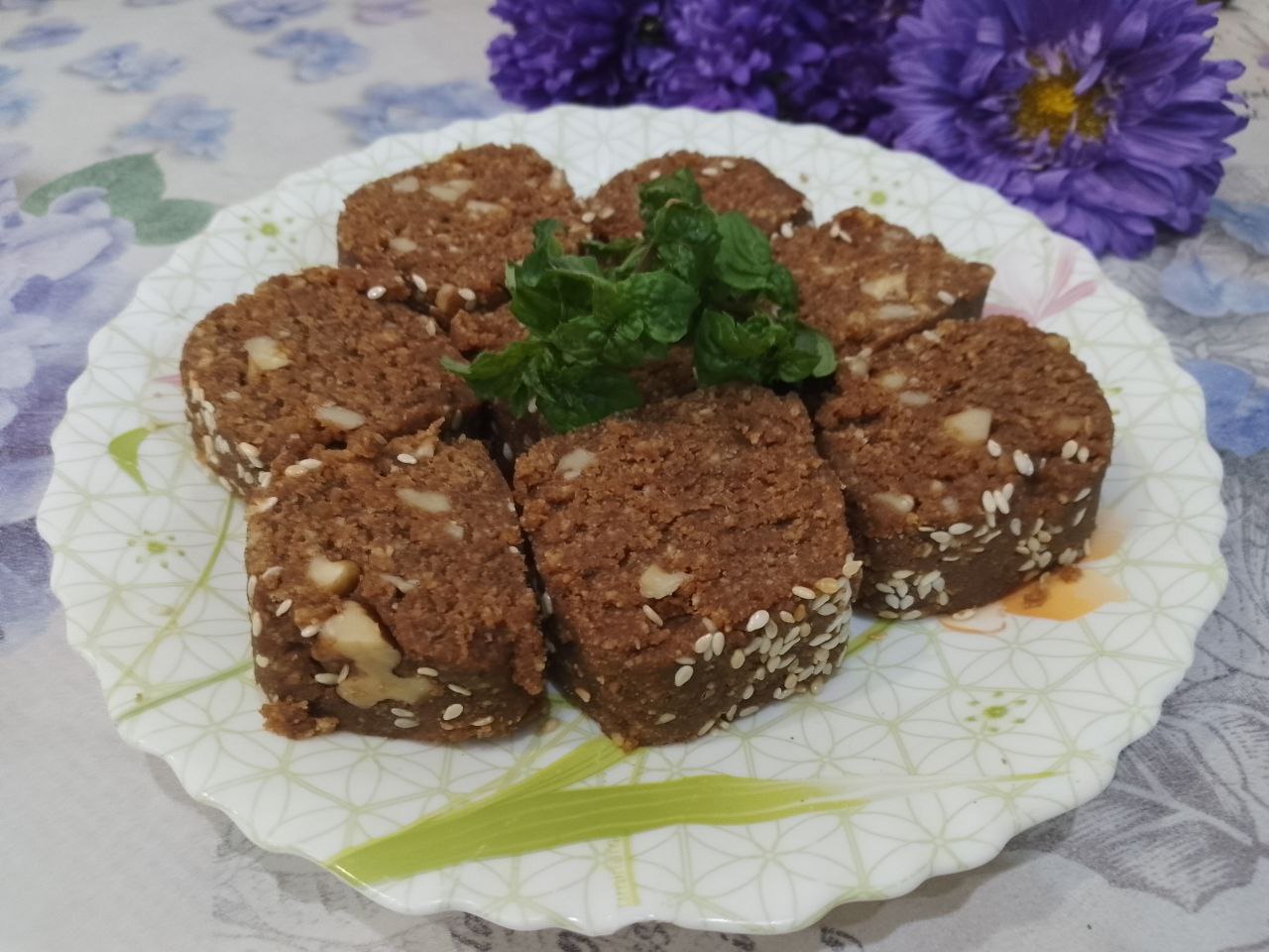 Десерт из печенья, сгущенного молока и орехов