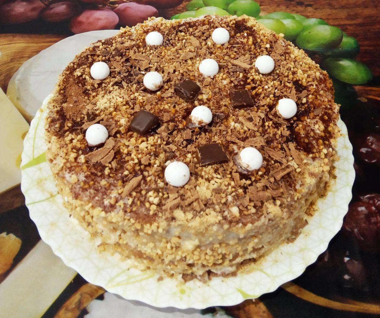 Торт из сухарей, с нежным заварным кремом, просто и вкусно: Посыпаем шоколадной крошкой с измельченными орехами или по своему усмотрению.