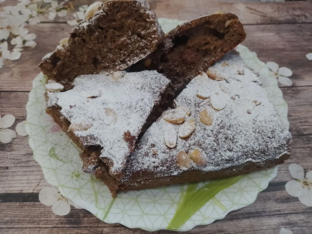 Шоколадный пирог на сметане, с клубникой и орехами