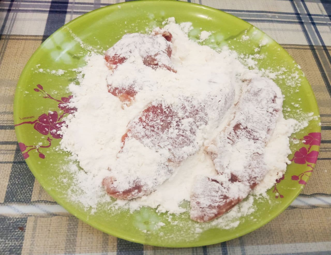 Стрипсы из мяса свинины: Кусочки мяса обваливаем сначала в муке.