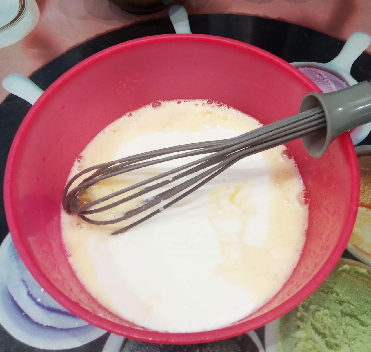 Простой рецепт яблочной шарлотки на кефире, быстро и вкусно: Кефир выливаем к взбитым яйцам, размешиваем.