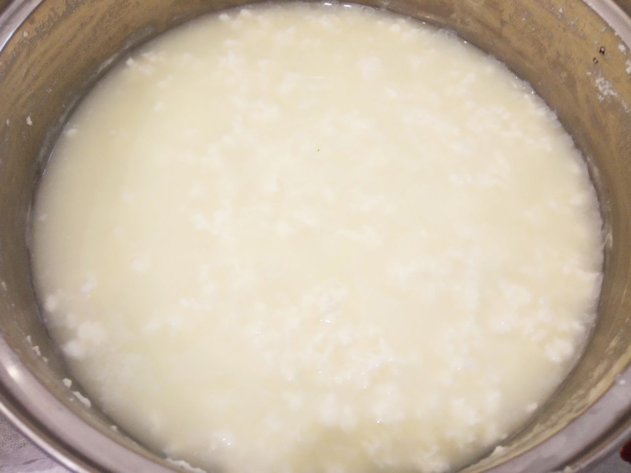 Рецепт домашнего сыра, просто и вкусно: Снимаем сыр с огня.